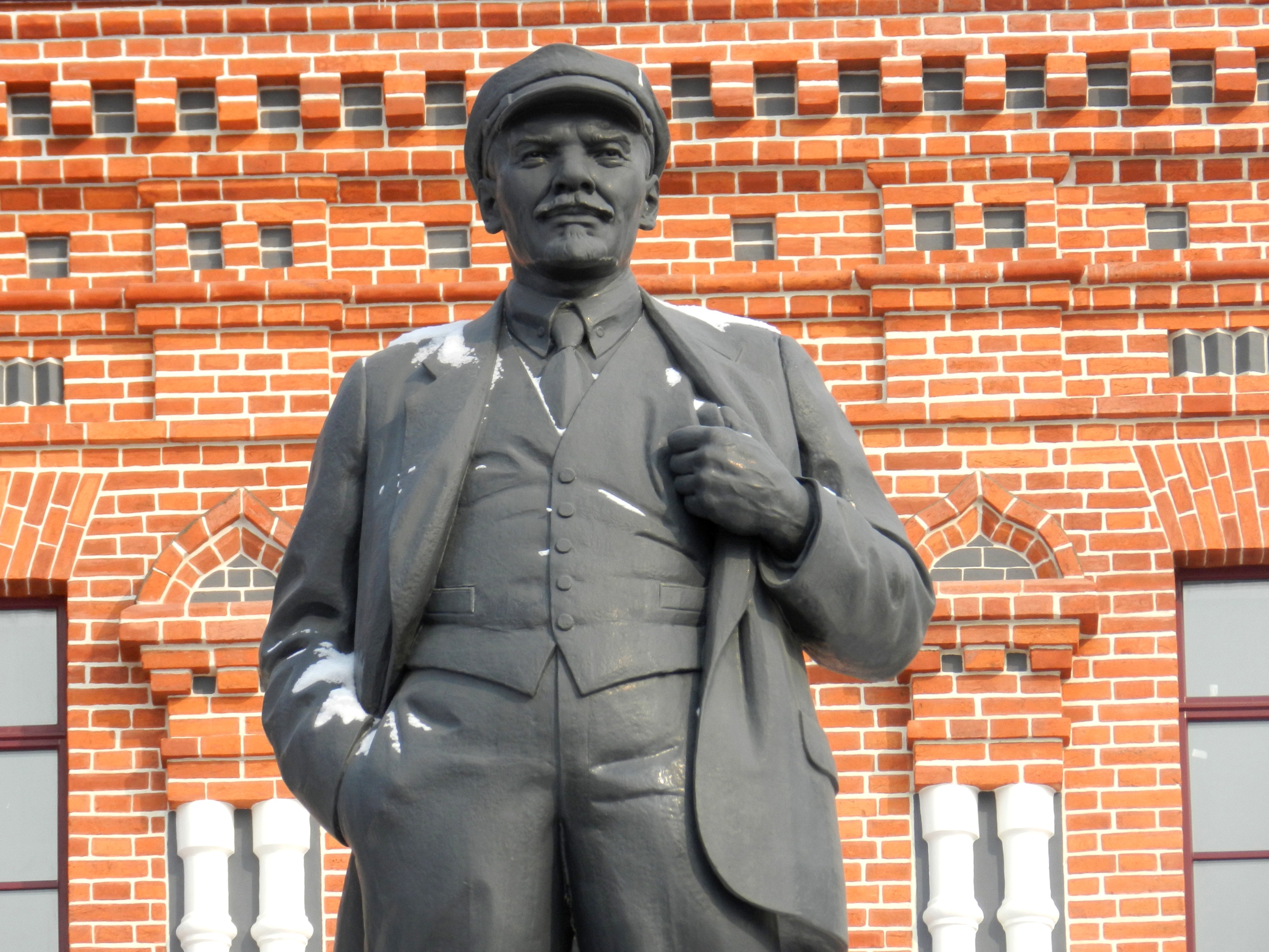 Горячая ленина. Памятник Ленину в Хабаровске. Площадь Ленина Хабаровск статуя Ленина. Ленин скульптура в Хабаровске. Манизер памятник Ленину 1925.